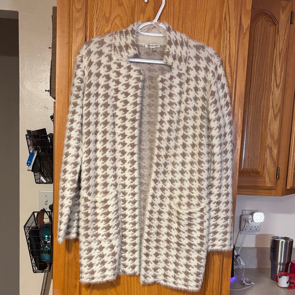 Versona Beige and White Houndstooth Cardigan